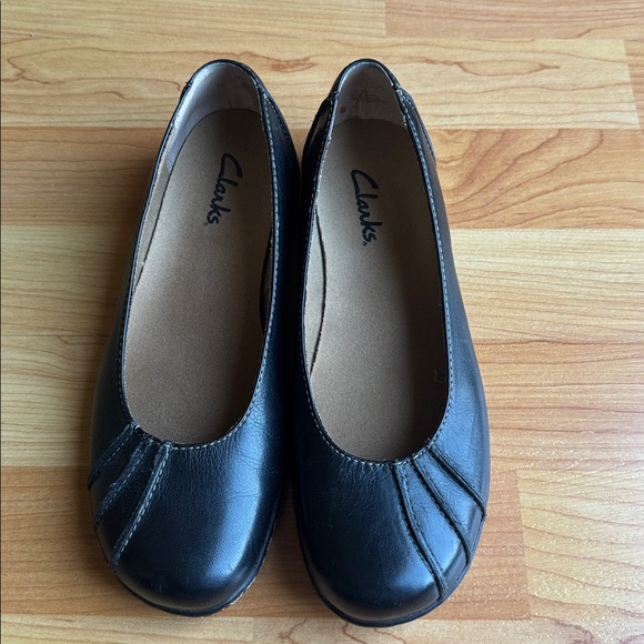 Clarks Black Leather Flats Size 7 Comfort Slip-On Work Shoes - Picture 2 of 8